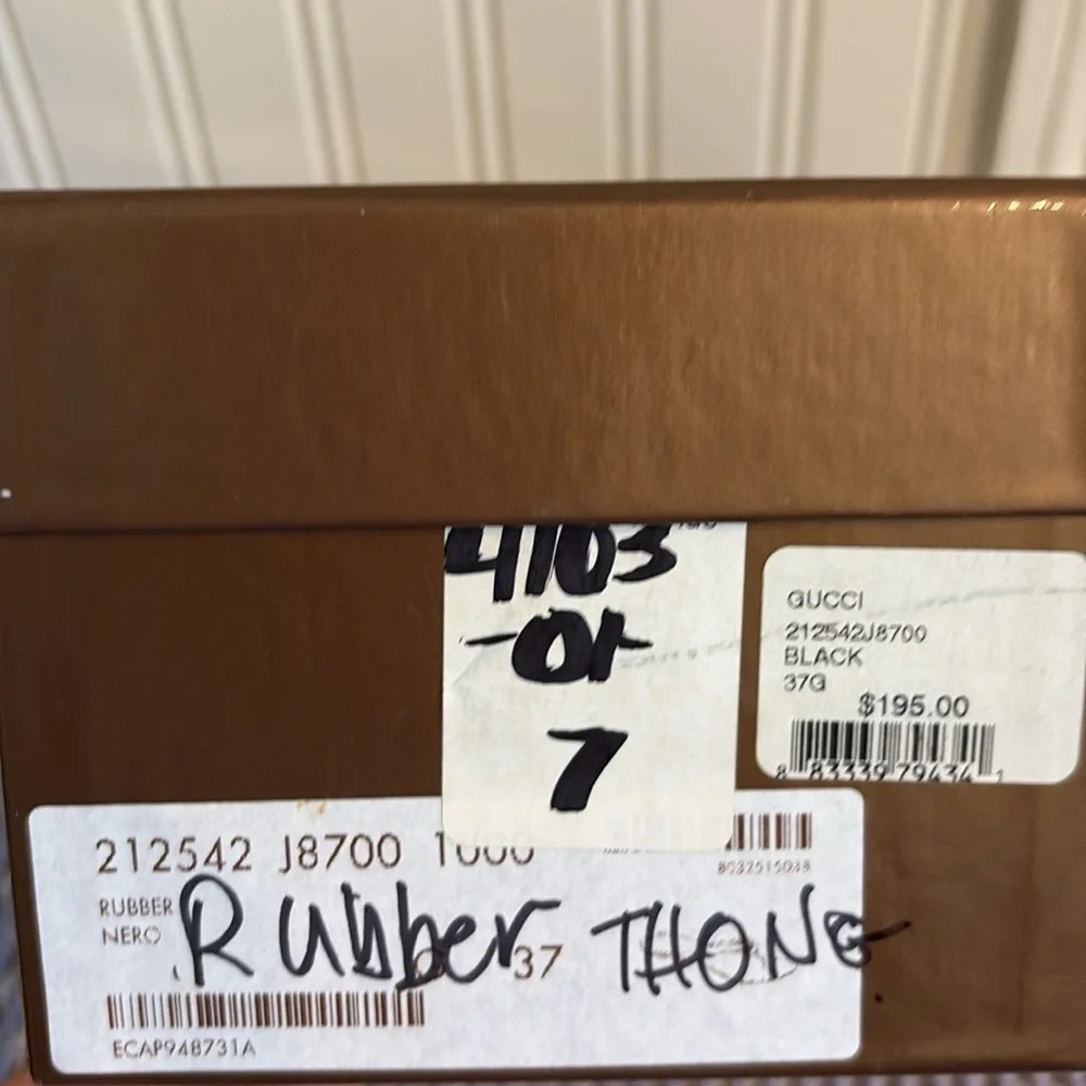 Gucci Black Flip-Flops with Signature Emblem - Picture 5 of 5